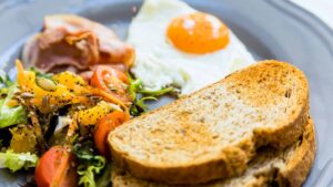 brunch play cafe oeuf bacon toast