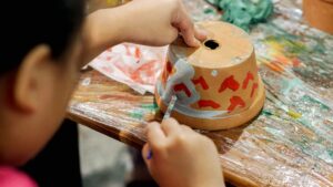 atelier creatif customisation pot argile